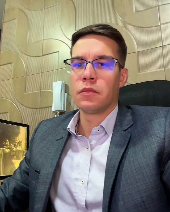 Dr. Alisson Sousa Cruz, de terno cinza, no escritório