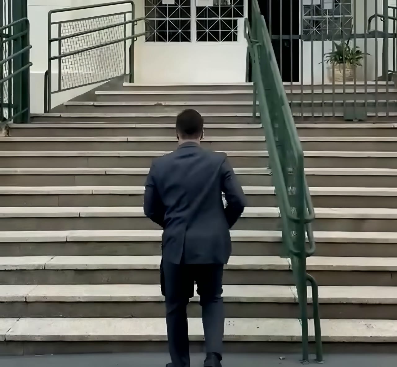 Dr. Alisson Sousa Cruz subindo a escadaria do fórum no dia de um júri